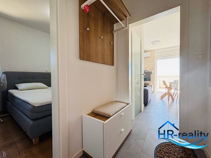 ☀NOVALJA (HR) - apartmán s pekným výhľadom na more  - Chodba vedúca do spálne a obývačky v 2-izbovom byte so svetlým nábytkom.
