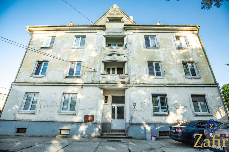 3 IZBOVÝ BYT 89,14 m2 VHODNÝ NA REKONŠTRUKCIU, ALE OBÝVATEĽNÝ UŽ TERAZ - Trochu opotrebovaná fasáda bytového domu na Nobelovej ulici v Trnave.