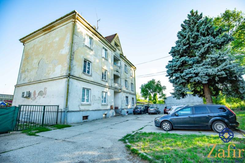 3 IZBOVÝ BYT 89,14 m2 VHODNÝ NA REKONŠTRUKCIU, ALE OBÝVATEĽNÝ UŽ TERAZ - Exteriér bytovky na Nobelovej ulici v Trnave s parkoviskom pre 3-izbový byt.