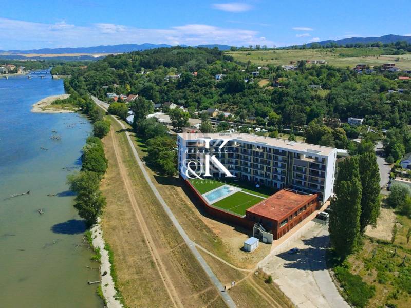  3 i prémiový byt s veľkorysou terasou a kobkou, bazén, Banka-Piešťany - Letecký pohľad na 3-izbový byt pri rieke v meste Banka.