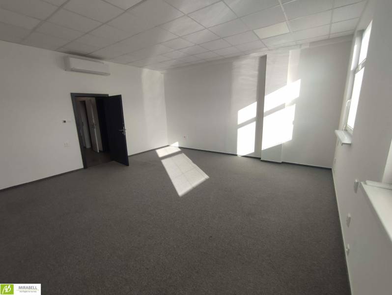 Nové kancelárske priestory vo výbornej lokalite na Vajnorskej ulici - Kancelárie s bielymi stenami, kobercom a klimatizáciou, jednoduchý pracovný priestor pre prácu.