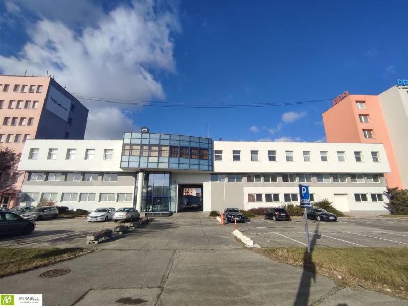 Nové kancelárske priestory vo výbornej lokalite na Vajnorskej ulici - Kancelárie na Vajnorskej ulici, Bratislava - Nové Mesto, s parkovacou plochou a autami.