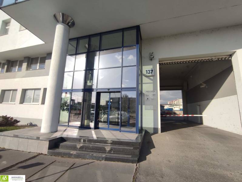 Nové kancelárske priestory vo výbornej lokalite na Vajnorskej ulici - Sklenený vstup do kancelárií na Vajnorskej v Bratislave - Nové Mesto, s dvoma schodmi.