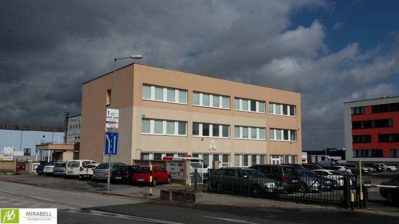 Klimatizované kancelárske priestory v areáli na Pestovateľskej ulici - Budova kancelárií na Pestovateľskej ulici v Bratislave - Ružinove pod zamračenou oblohou.