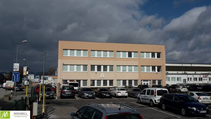 Klimatizované kancelárske priestory v areáli na Pestovateľskej ulici - Budova s kanceláriami, parkovisko a autá na Pestovateľskej ulici v Bratislave - Ružinove.