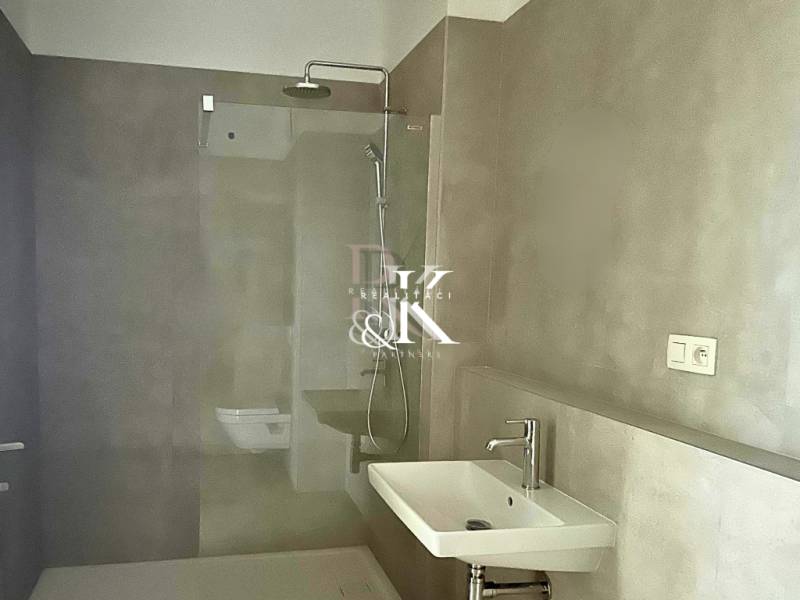 2 i  apartmán s predzáhradkou, šatníkmi, kobkou, Banka - Piešťany - Štýlová kúpeľňa s elegantným sprchovacím kútom a umývadlom v 2-izbovom byte.