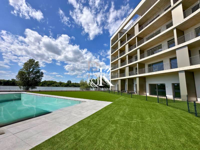 2 i  apartmán s predzáhradkou, šatníkmi, kobkou, Banka - Piešťany - Budova s bazénom a upraveným trávnikom pri vode v Banke, ideálna lokalita.