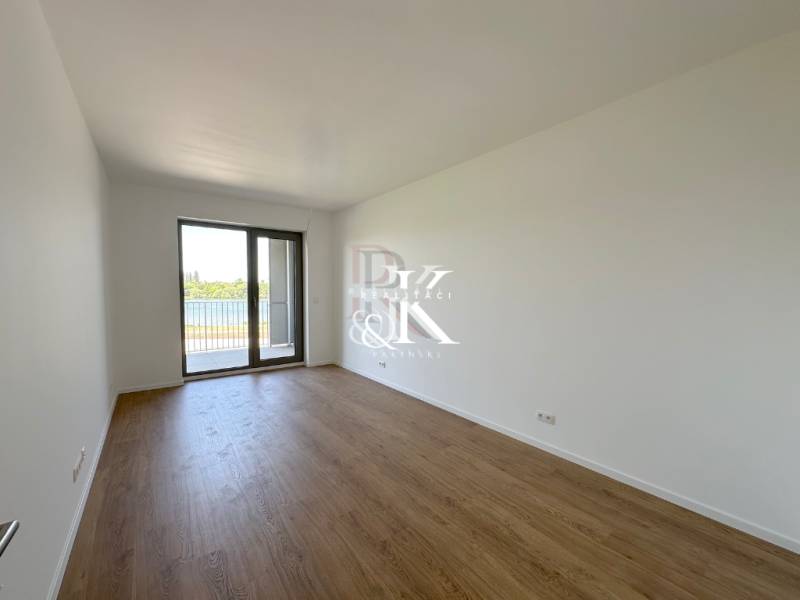 2 i  apartmán s predzáhradkou, šatníkmi, kobkou, Banka - Piešťany - Priestranná izba v 2-izbovom byte s drevenou podlahou a francúzskym oknom.