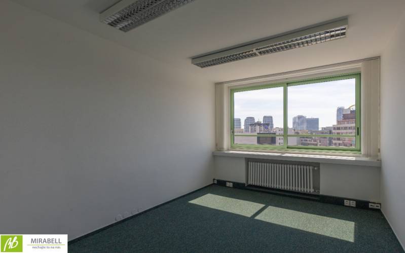 Klimatizované kancelárie v centre mesta na SNP ulici  - Prázdna kancelária s výhľadom na panorámu mesta cez veľké okno.