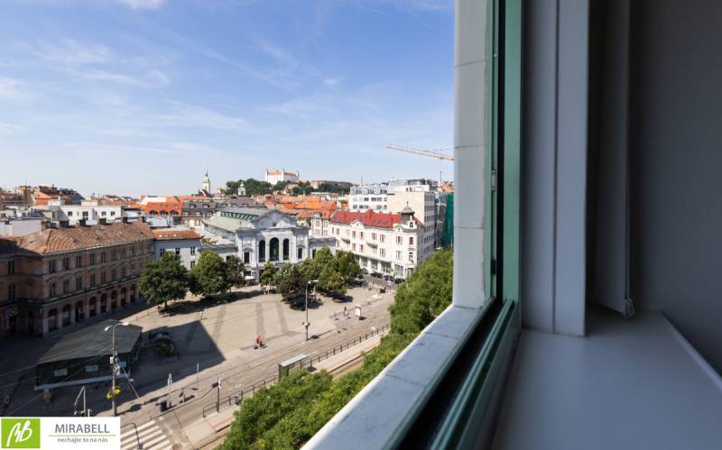 Klimatizované kancelárie v centre mesta na SNP ulici  - Výhľad z kancelárií na Bratislava - Staré Mesto, Námestie SNP, s historickými budovami.