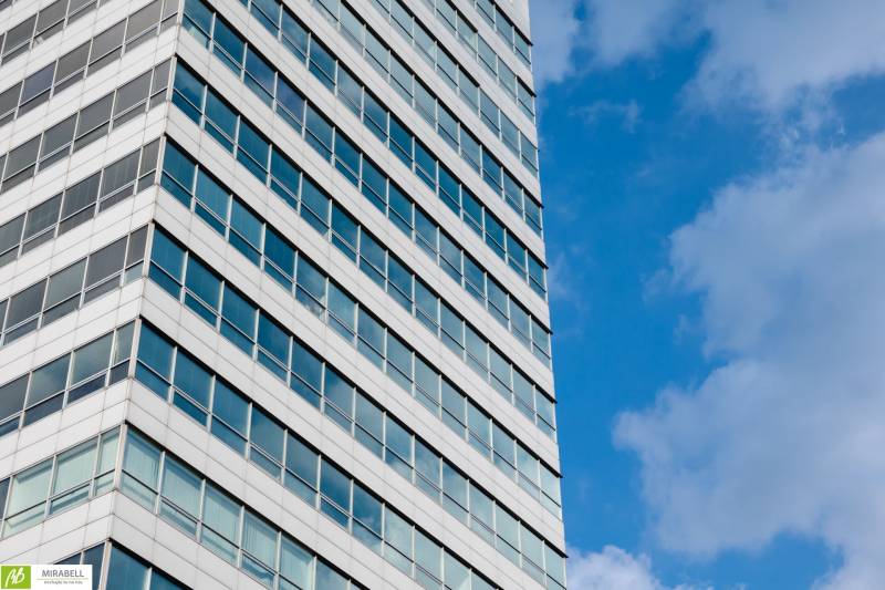 Moderné kancelárske priestory vo Westend Tower - Budova s presklenými oknami a modrou oblohou, Bratislava - Karlova Ves, Dúbravská cesta, kancelárie.