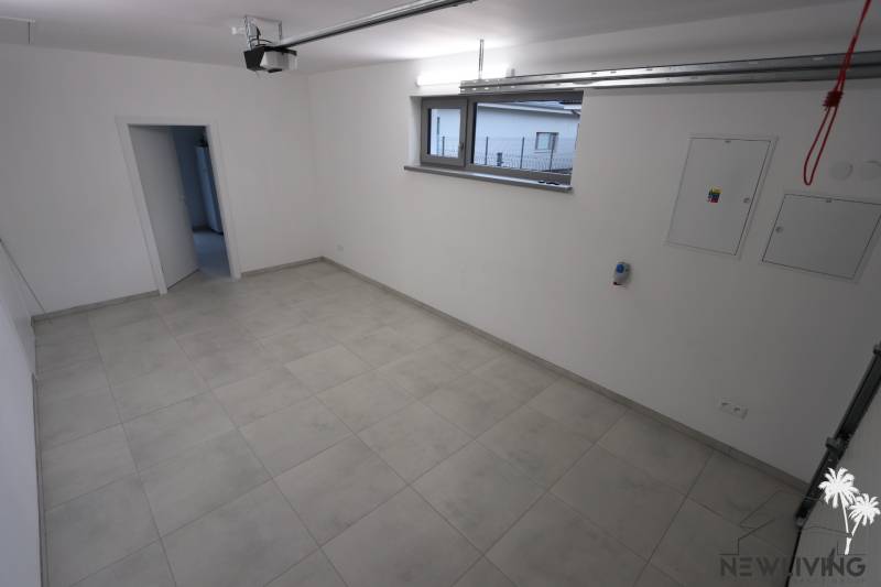 Predaj 4iz. novostavby RD s garážou na Modrovke 1km od diaľnice - Priestranná miestnosť so svetlými dlaždicami v rodinnom dome.
