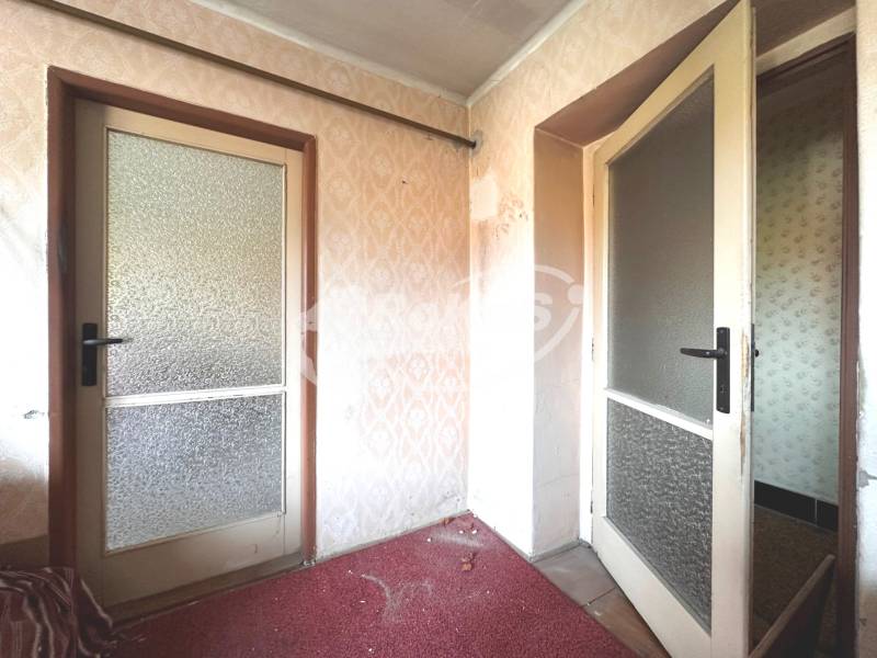 PREDAJ 3 izbový byt, Jarná ulica - Staršie sklenené dvere a červený koberec v 3-izbovom byte.