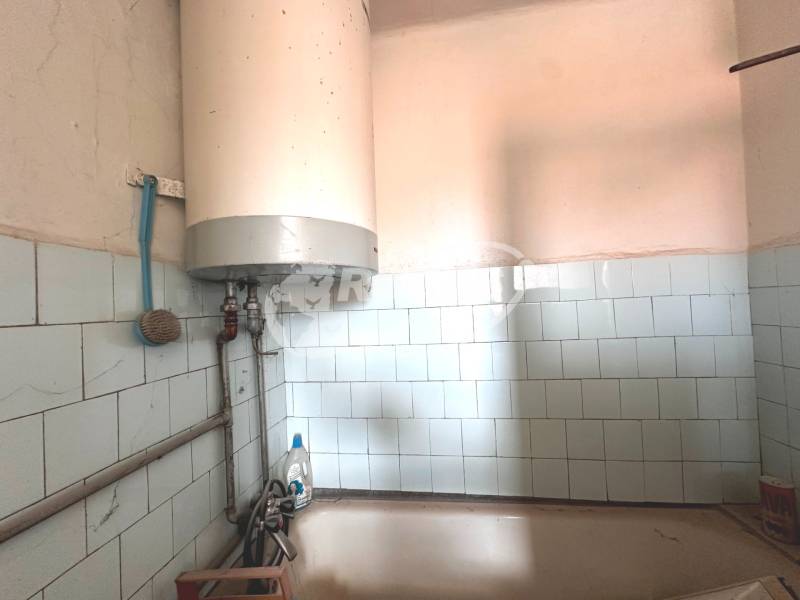 PREDAJ 3 izbový byt, Jarná ulica - Nástenný bojler s bielymi obkladačkami v 3-izbovom byte s kúpeľňou.