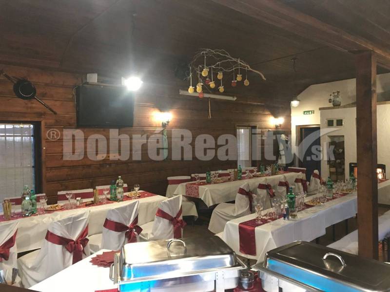 Reštaurácia Villa Negra Dvory nad Žitavou - Rustikálne zariadené gastro priestory s dekoráciami a prestieraním v červeno-bielej farbe.