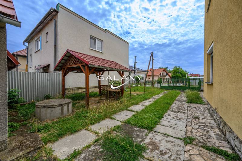 Rodinný dom s veľkým pozemkom na predaj – Vidiná, okres Lučenec - Rodinný dom vo Vidinej s prístreškom a studňou na upravenej záhrade.
