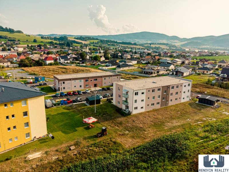 Bytový dom Mních, Kriváň - Výstavba bytov v Kriváni obklopená krajinou a rodinnými domami.