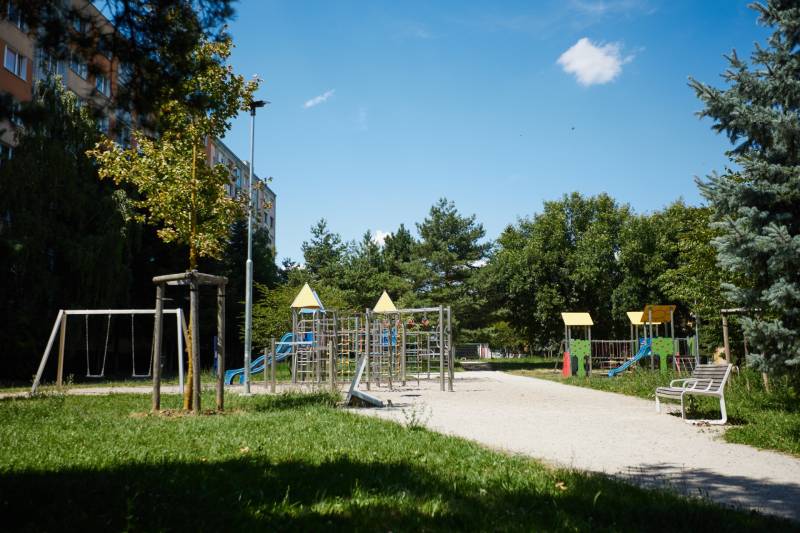NOVOREKONŠTRUOVANÝ 2 - IZBOVÝ BYT , UL. LOMONOSOVOVA, TERASA - Detské ihrisko obklopené zeleňou a panelákmi, Košice - mestská časť Juh.