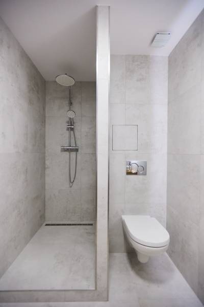 NOVOREKONŠTRUOVANÝ 2 - IZBOVÝ BYT , UL. LOMONOSOVOVA, TERASA - Kúpeľňa so sprchovým kútom a toaletou, minimalistický štýl v 2-izbovom byte.