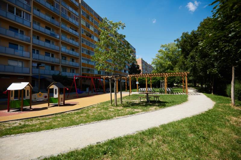 NOVOREKONŠTRUOVANÝ 2 - IZBOVÝ BYT , UL. LOMONOSOVOVA, TERASA - Ihrisko s bytovým domom v Košiciach - mestskej časti Juh, obklopené zeleňou a chodníkom.