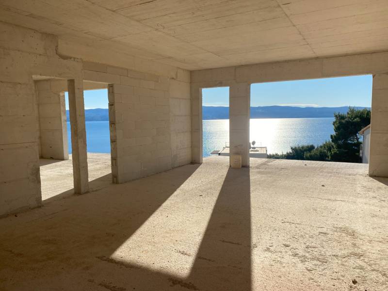 CHORVÁTSKO - Vila s nádherným výhľadom na more - OMIŠ, DUČE - Vila s výhľadom na more a nedokončenou architektúrou v Dući.