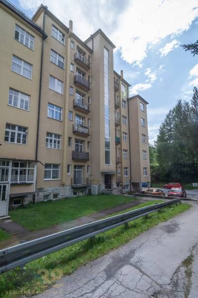 Priestranný 3 a pol izbový byt v Novom Smokovci - Päťposchodový bytový dom vo Vysokých Tatrách s prístupovou cestou a parkovaním.