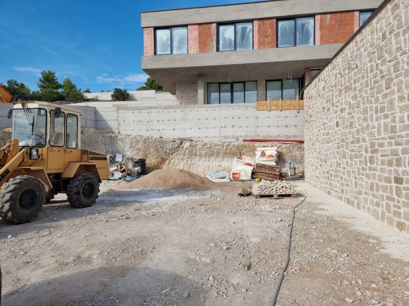 CHORVÁTSKO - Luxusná vila s bazénom (n.4) - VODICE - Stavenisko s rozostavanou vilou v meste Vodice, vidno stavebný stroj a materiál.