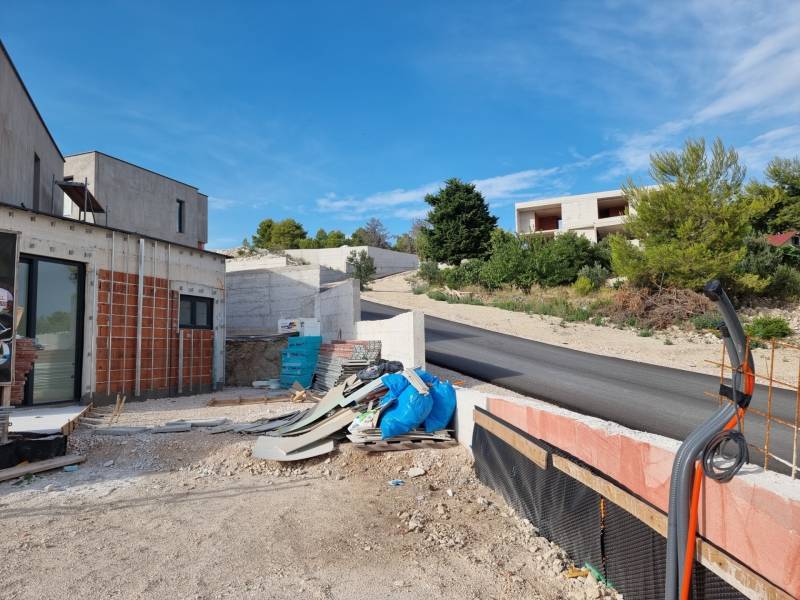 CHORVÁTSKO - Luxusná vila s bazénom (n.4) - VODICE - Stavebná plocha pri vile vo Vodiciach s cestou a okolitou zeleňou.