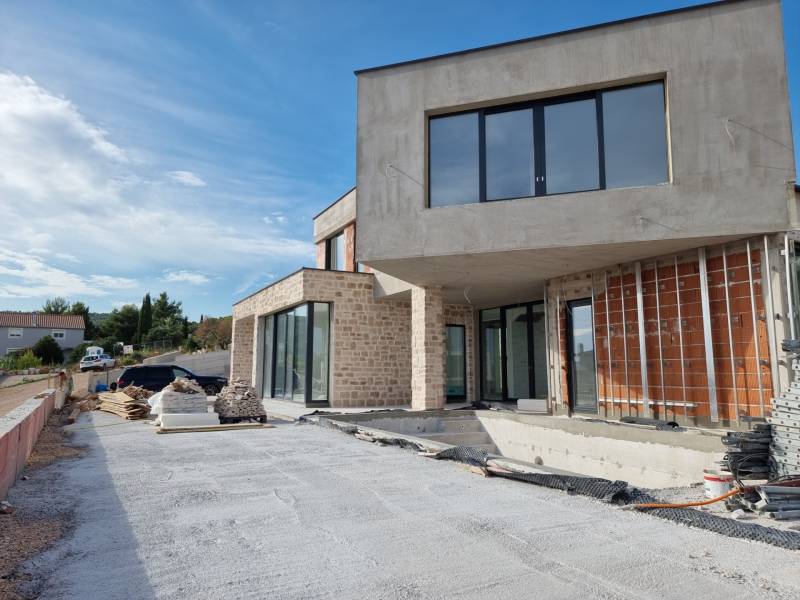 CHORVÁTSKO - Luxusná vila s bazénom (n.4) - VODICE - Vila vo Vodiciach počas stavebných prác s vonkajšími materiálmi a výhľadom na okolie.