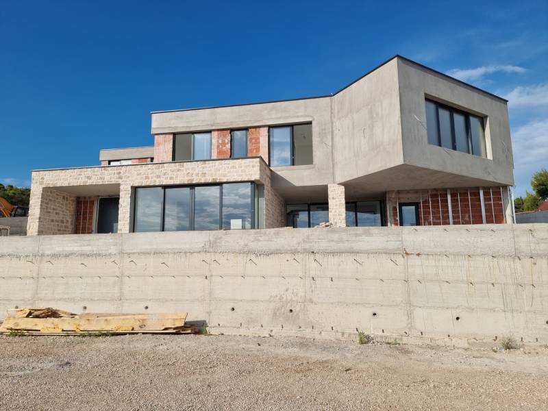 CHORVÁTSKO - Luxusná vila s bazénom (n.4) - VODICE - Exteriér vily vo Vodiciach s modernými oknami a surovým betónom.