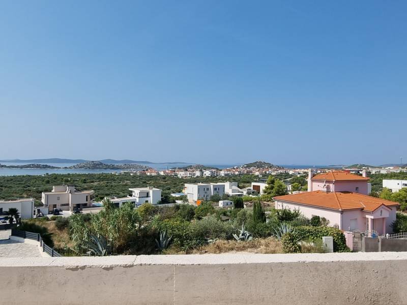 CHORVÁTSKO - Luxusná vila s bazénom (n.4) - VODICE - Výhľad z Vily vo Vodiciach na pobrežie s domami a zeleňou.