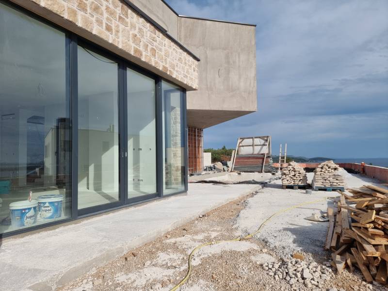 CHORVÁTSKO - Luxusná vila s bazénom (n.4) - VODICE - Stavba vily vo Vodiciach s presklenou stenou a staveniskom na pobreží.