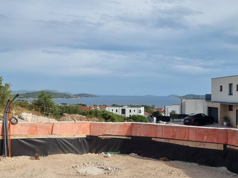 CHORVÁTSKO - Luxusná vila s bazénom (n.4) - VODICE - Stavebný pozemok s výhľadom na more, obklopený vilami vo Vodiciach.