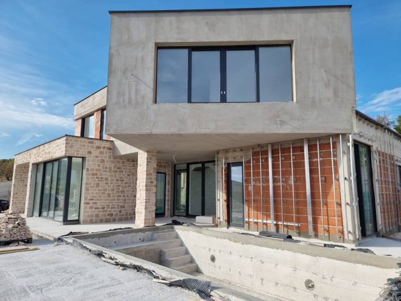 CHORVÁTSKO - Luxusná vila s bazénom (n.4) - VODICE - Nedokončená vila v meste Vodice s kamennými a tehlovými stenami, veľkými oknami a terasou.