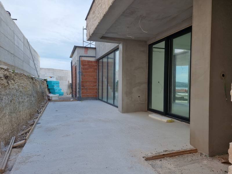 CHORVÁTSKO - Luxusná vila s bazénom (n.4) - VODICE - Rozostavaná terasa pri vile v meste Vodice s nedokončenou fasádou a sklom.