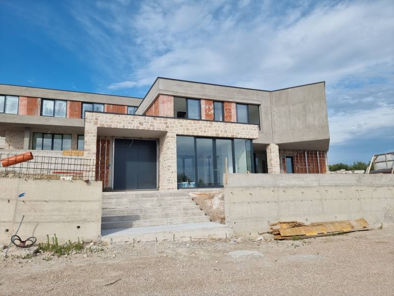CHORVÁTSKO - Luxusná vila s bazénom (n.4) - VODICE - Nedokončená vila vo Vodiciach s veľkými sklenenými plochami a kamenným obkladom.