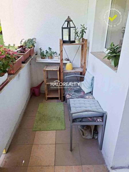Predaj, trojizbový byt Bratislava Dúbravka, Lipského - Balkón 3-izbového bytu s kvetmi, poličkami a sedením v BA - Dúbravka.