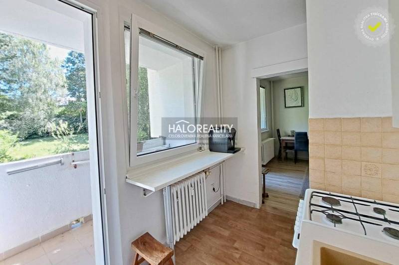 Predaj, trojizbový byt Bratislava Dúbravka, Lipského - Kuchyňa v 3-izbovom byte s výhľadom na balkón a okolitú zeleň.