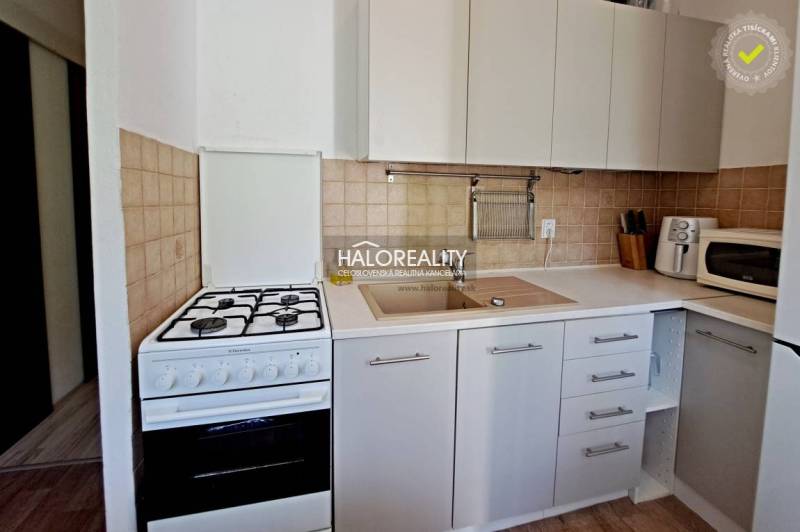 Predaj, trojizbový byt Bratislava Dúbravka, Lipského - Kuchyňa v 3-izbovom byte so sporákom a umývadlom.