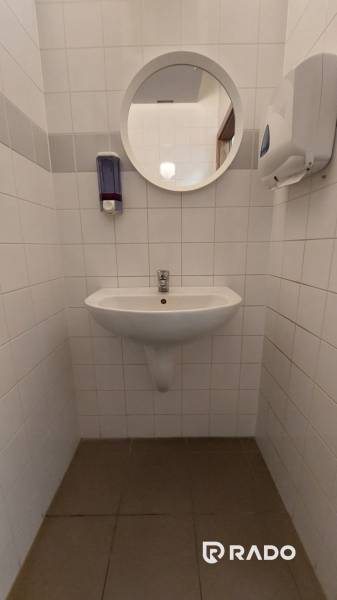 Prenájom kancelárie 70 m2 - Nám. sv. Anny, Trenčín - Biele obkladačky a umývadlo s okrúhlym zrkadlom v kancelárii.