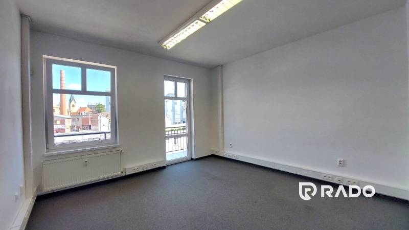 Prenájom kancelárie 70 m2 - Nám. sv. Anny, Trenčín - Priestranné kancelárie s oknom a balkónom, ponúkajúce výhľad na mesto.