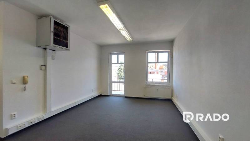 Prenájom kancelárie 70 m2 - Nám. sv. Anny, Trenčín - Priestranná kancelária s oknami, svetlým stropom a zásuvkami, ideálna pre produktívnu prácu.