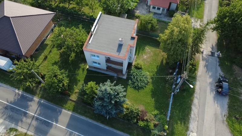Veľký 6 izbový rodinný dom - Rakoľuby - Rodinný dom v Rakoľuboch, Nové Mesto nad Váhom, obklopený záhradou a susedstvom.