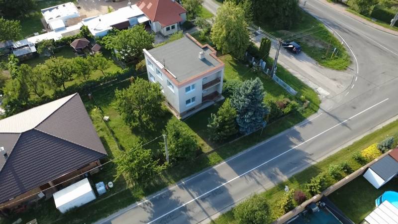 Veľký 6 izbový rodinný dom - Rakoľuby - Rodinný dom v Rakoľuboch v Novom Meste nad Váhom obklopený zeleňou a ulicou.