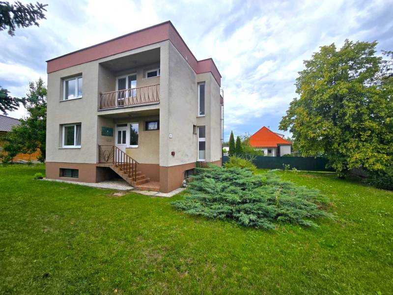 Veľký 6 izbový rodinný dom - Rakoľuby - Dvojpodlažný rodinný dom v Novom Meste nad Váhom s trávnikom a stromom.