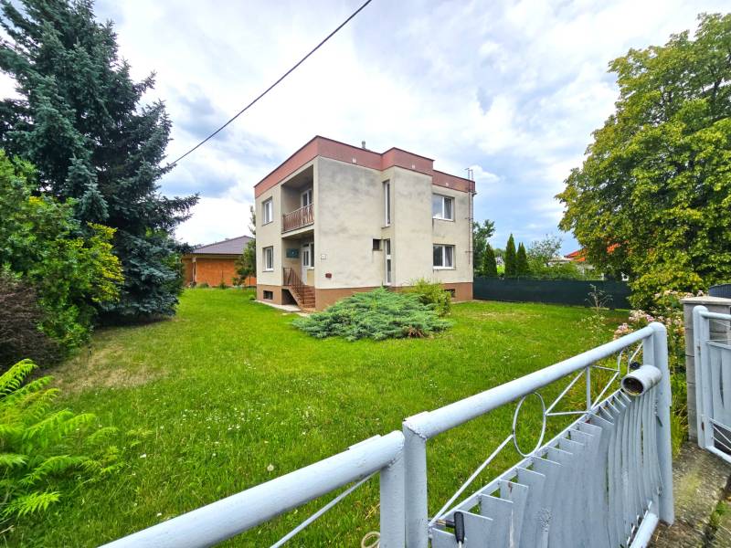 Veľký 6 izbový rodinný dom - Rakoľuby - Rodinný dom v Novom Meste nad Váhom, obklopený záhradou a zeleňou.