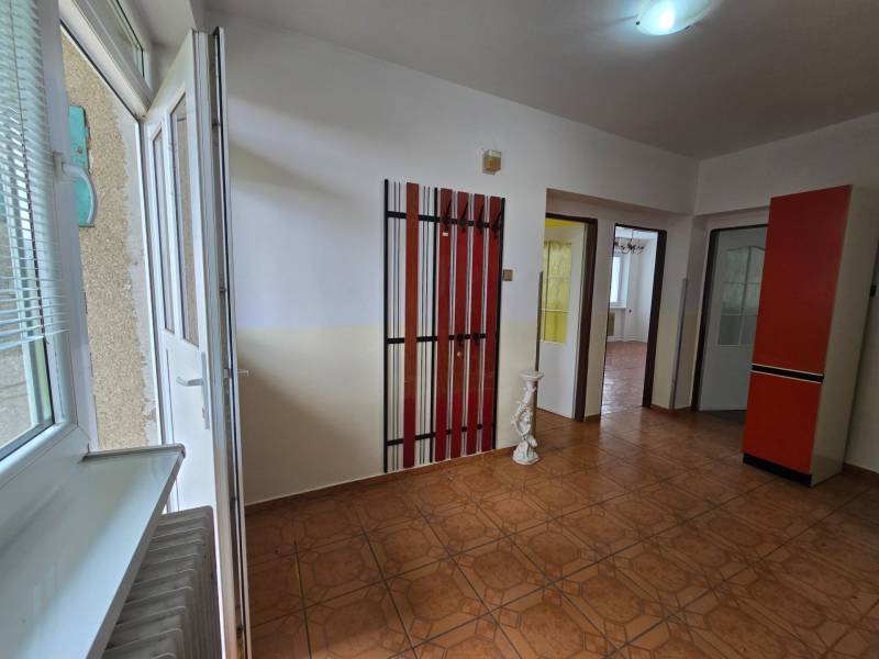 Veľký 6 izbový rodinný dom - Rakoľuby - Interiér rodinného domu s otvárateľným oknom, dverami, vešiakmi a dlažbou.