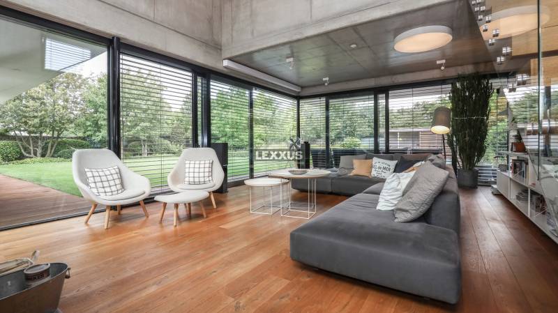 NADŠTANDARDNÝ 6i RD s bazénom, pozemok 1583 m2, BA V.-Rusovce - Rodinný dom s presklenou stenou, pohodlným nábytkom, drevenou podlahou, výhľad na záhradu.