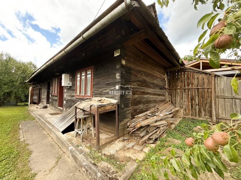 Exkluzívne na predaj drevenica s pozemkom 406 m2, Papradno - Drevená chata v Papradne so zásobou dreva a ovocnými stromami na dvore.