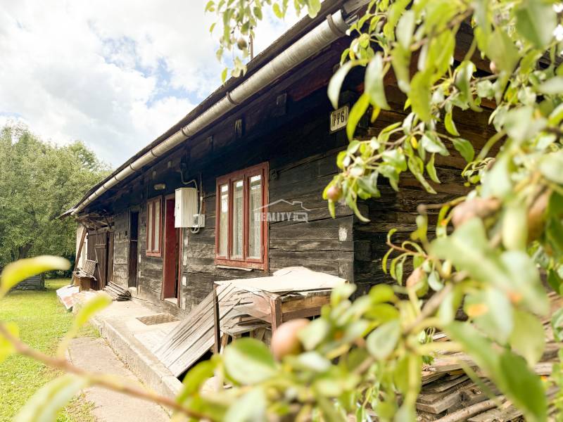 Exkluzívne na predaj drevenica s pozemkom 406 m2, Papradno - Drevená chata v Papradne obklopená prírodou, s vidieckou atmosférou a zeleným trávnikom.